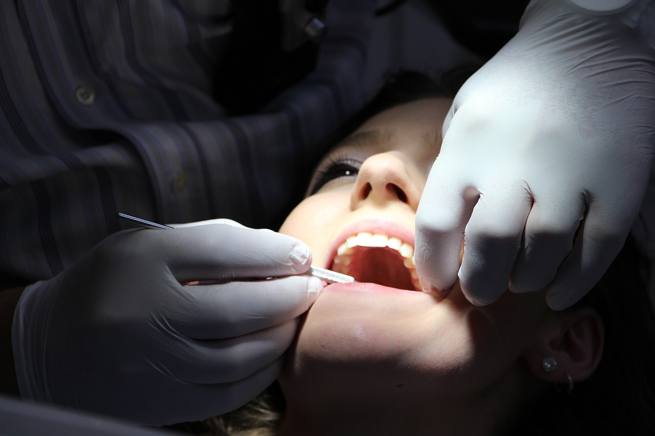 Utilité d’un écarteur pour les joues souples en dentisterie spécialisée